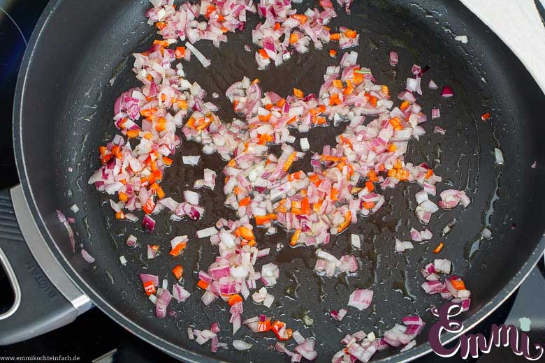 Gemüse andünsten für den Nudelauflauf - www.emmikochteinfach.de