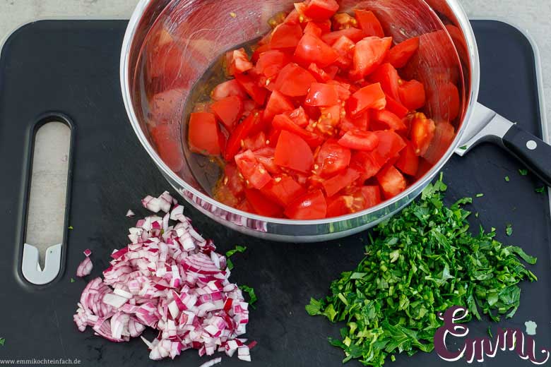 Tomatensalat mit Zwiebeln – der einfache Klassiker - emmikochteinfach