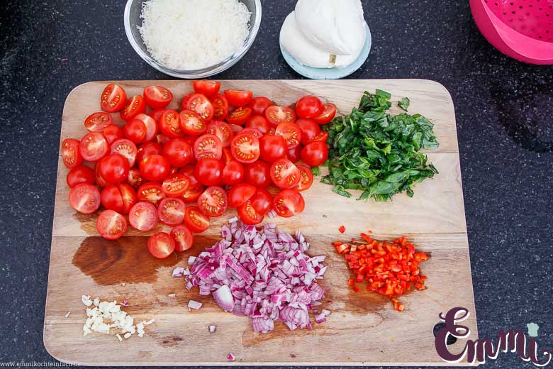 Gemüse und Parmesan für den Auflauf - www.emmikochteinfach.de