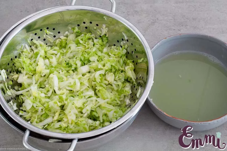 Kraut Flüssigkeit auffangen für Cole Slaw - www.emmikochteinfach.de