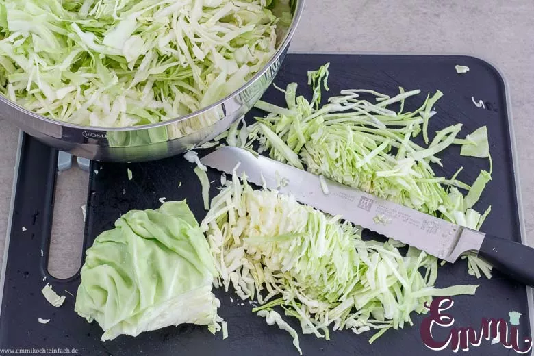 Kraut schneiden für Cole Slaw Salat - www.emmikochteinfach.de