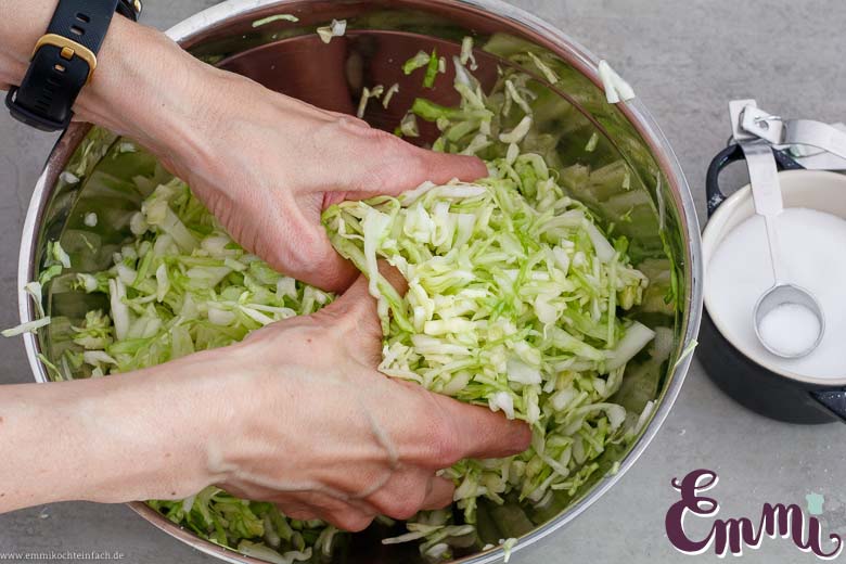 Kraut vermengen für Cole Slaw - www.emmikochteinfach.de