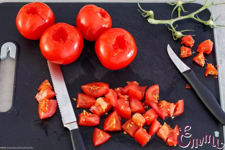 Tomaten schneiden für den Tomaten-Salat - www.emmikochteinfach.de