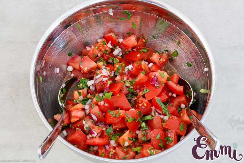 Tomatensalat mit Zwiebeln – der einfache Klassiker - emmikochteinfach