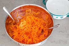 Möhrensalat Zutaten in der Schüssel vermengen
