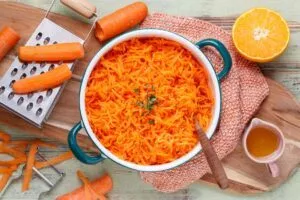 Möhrensalat Rezept mit fruchtigem Dressing