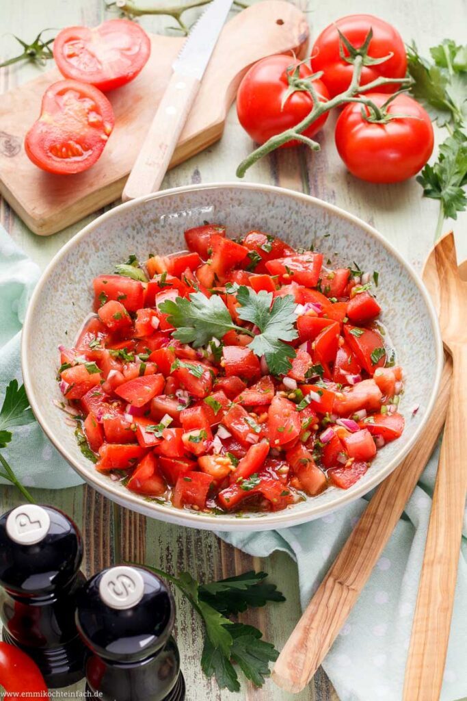 Tomatensalat mit Zwiebeln – der einfache Klassiker - emmikochteinfach
