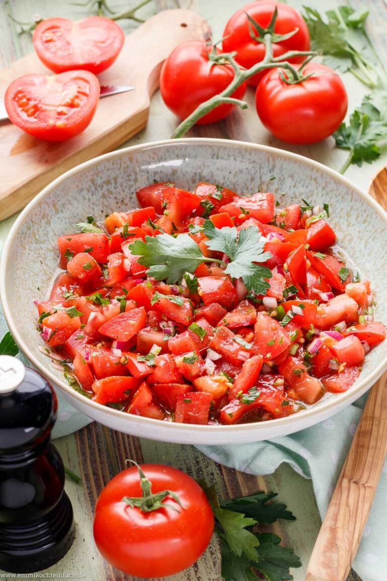 Tomatensalat mit Zwiebeln – der einfache Klassiker - emmikochteinfach