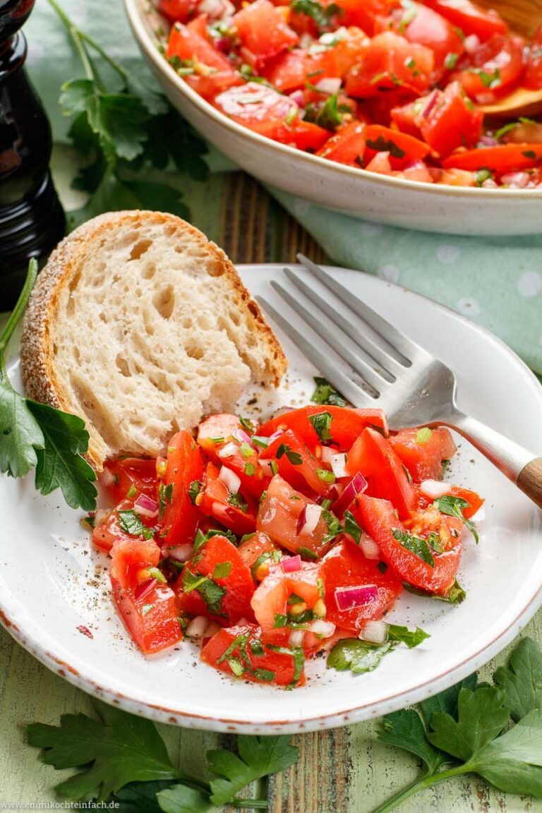 Tomatensalat mit Zwiebeln – der einfache Klassiker - emmikochteinfach