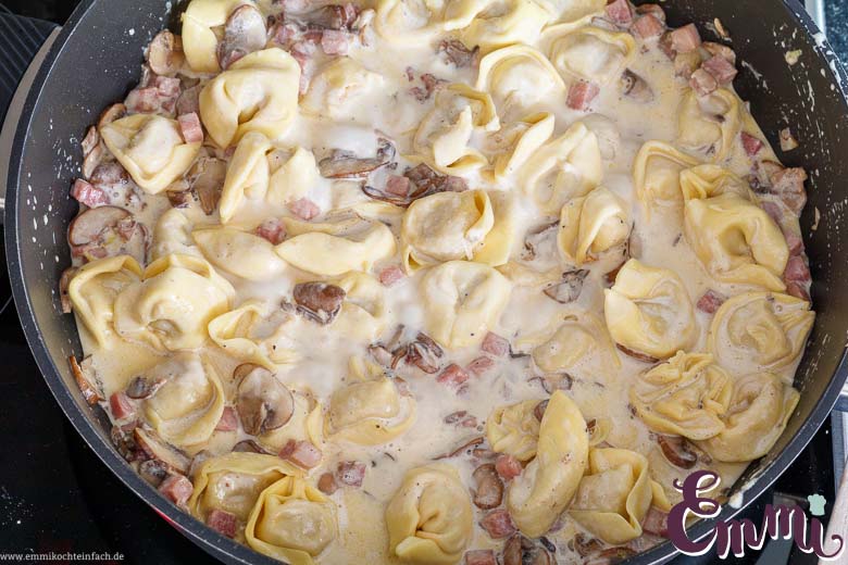 Tortellini hinzufügen in die Schinken Sahne Soße - www.emmikochteinfach.de