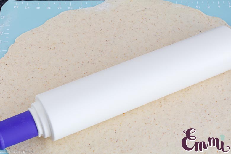Zwetschgenkuchen Teig ausrollen - www.emmikochteinfach.de