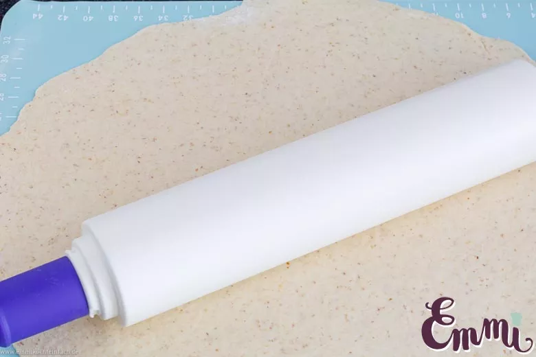 Zwetschgenkuchen Teig ausrollen - www.emmikochteinfach.de