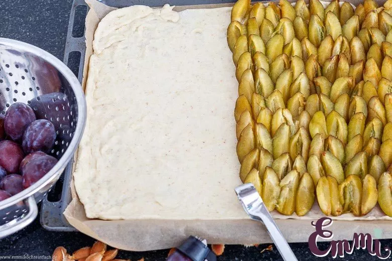 Zwetschgenkuchen dicht belegen - www.emmikochteinfach.de