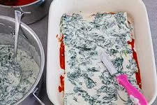 Spinatlasagne Saucen und Lasagneblätter schichten