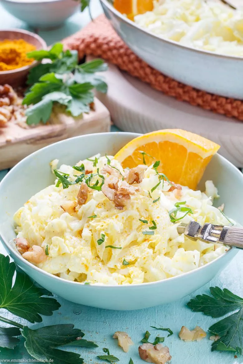 Toppings für den Salat mit Chinakohl: Walnüsse, Orange und Petersilie