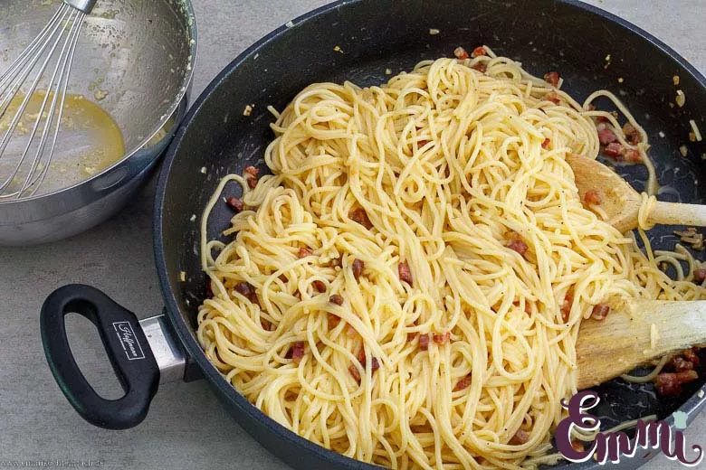 Die Ei-Masse und Carbonara Zutaten vermengen - www.emmikochteinfach.de