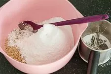 Saftiger Nusskuchen ohne Mehl - www.emmikochteinfach.de