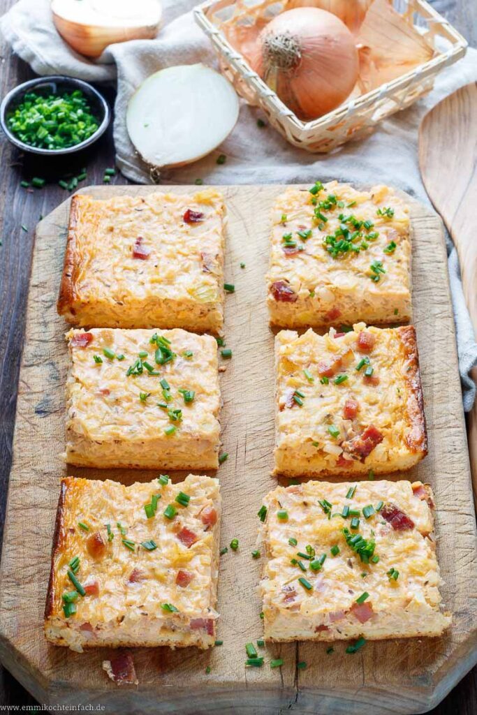 Einfacher Zwiebelkuchen vom Blech - emmikochteinfach
