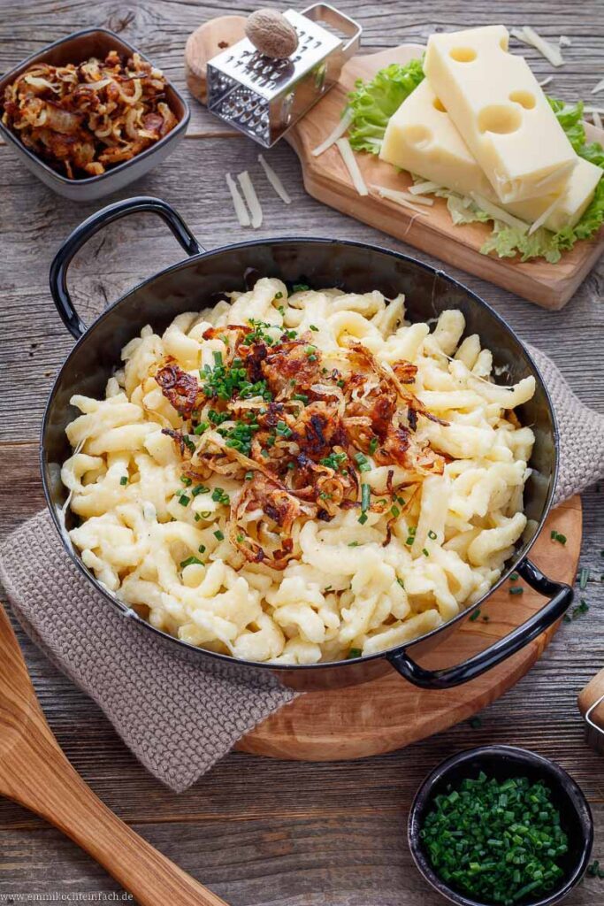 Käsespätzle Rezept mit Röstzwiebeln - emmikochteinfach