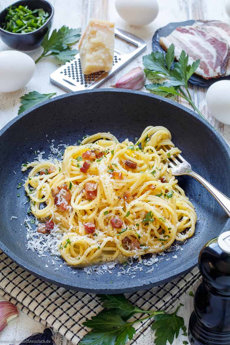 Original Spaghetti Carbonara Rezept - emmikochteinfach