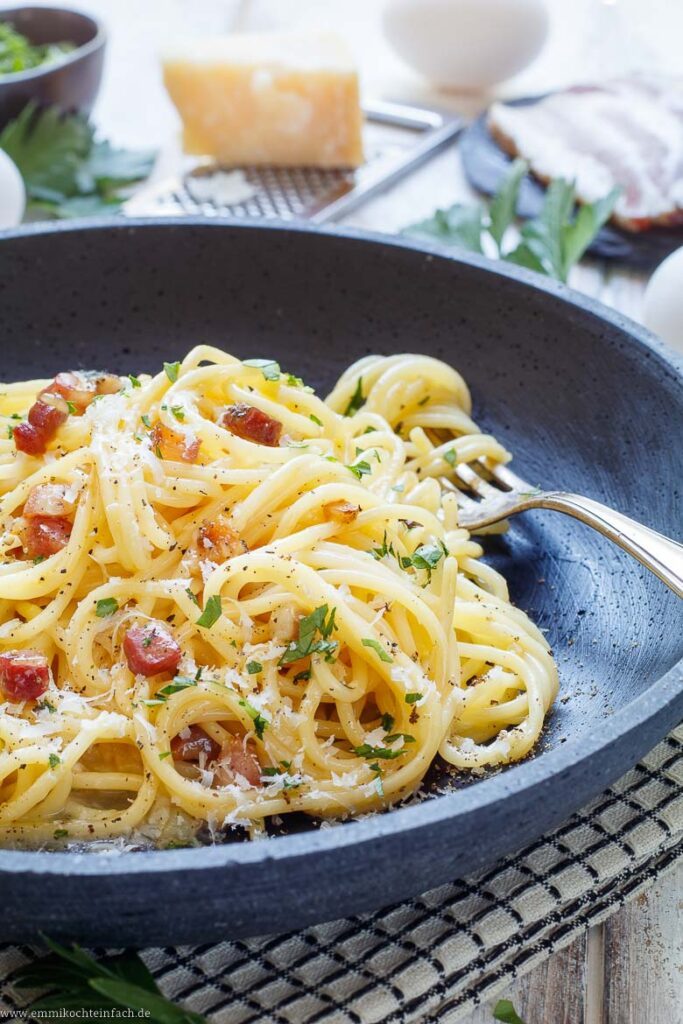 Original Spaghetti Carbonara Rezept - emmikochteinfach