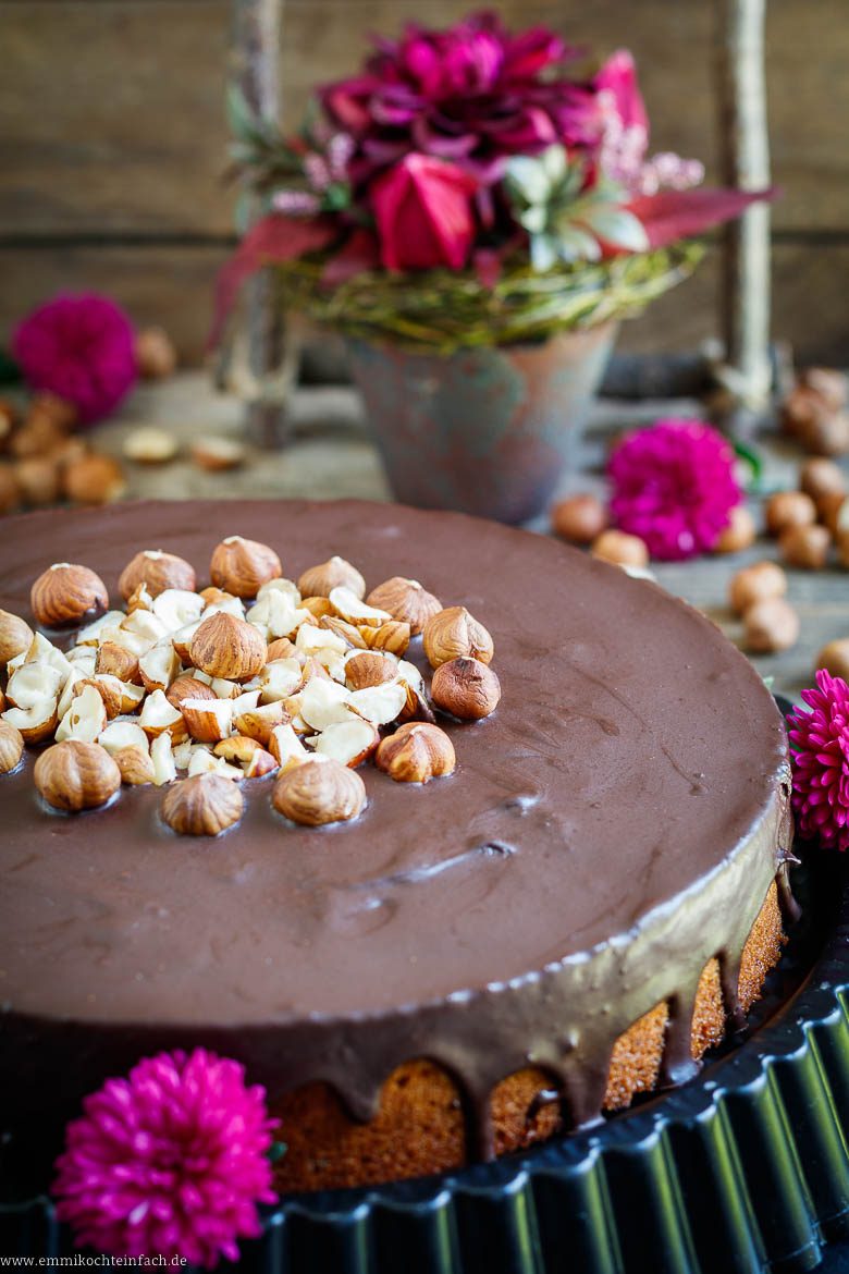 Einfacher Nuss Kuchen mit Glasur - www.emmikochteinfach.de