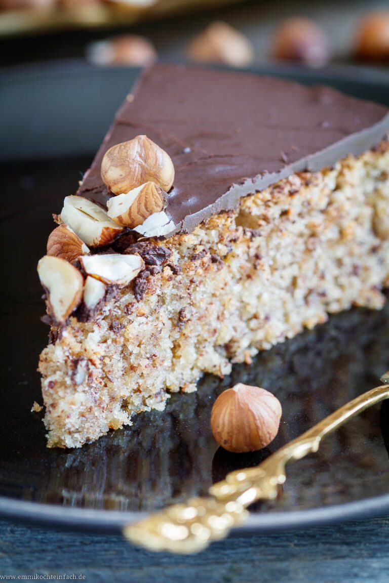 Saftiger Nusskuchen ohne Mehl - emmikochteinfach Saftiger Nusskuchen ohne Mehl - emmikochteinfach