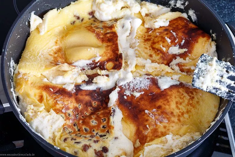 Kaiserschmarren Teig ausbacken - www.emmikochteinfach.de