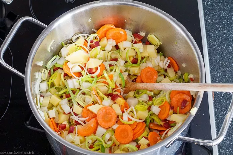 Andünsten vom Gemüse in der Suppe - www.emmikochteinfach.de