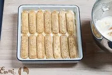 Löffelbiskuits schichten für das Tiramisu