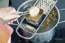 Omas Spätzle Rezept - Spätzleteig selber machen - www.emmikochteinfach.de