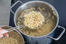 Omas Spätzle Rezept - Spätzleteig selber machen - www.emmikochteinfach.de