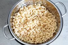 Omas Spätzle Rezept - Spätzleteig selber machen - www.emmikochteinfach.de