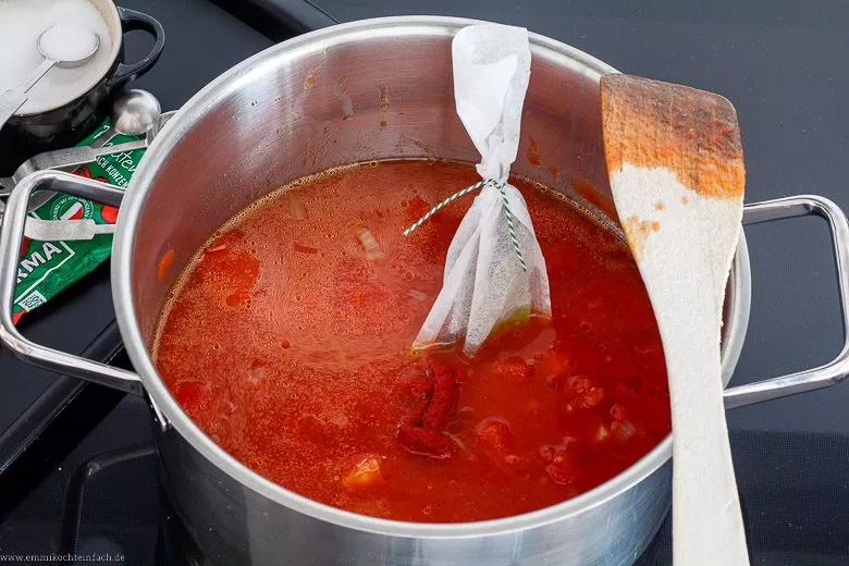 Gewürze einkochen Tomaten Suppe - www.emmikochteinfach.de