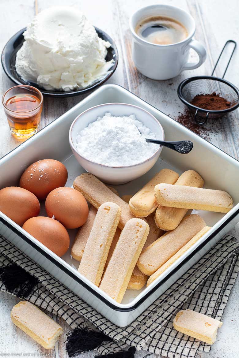 Klassisches Tiramisu Rezept - www.emmikochteinfach.de
