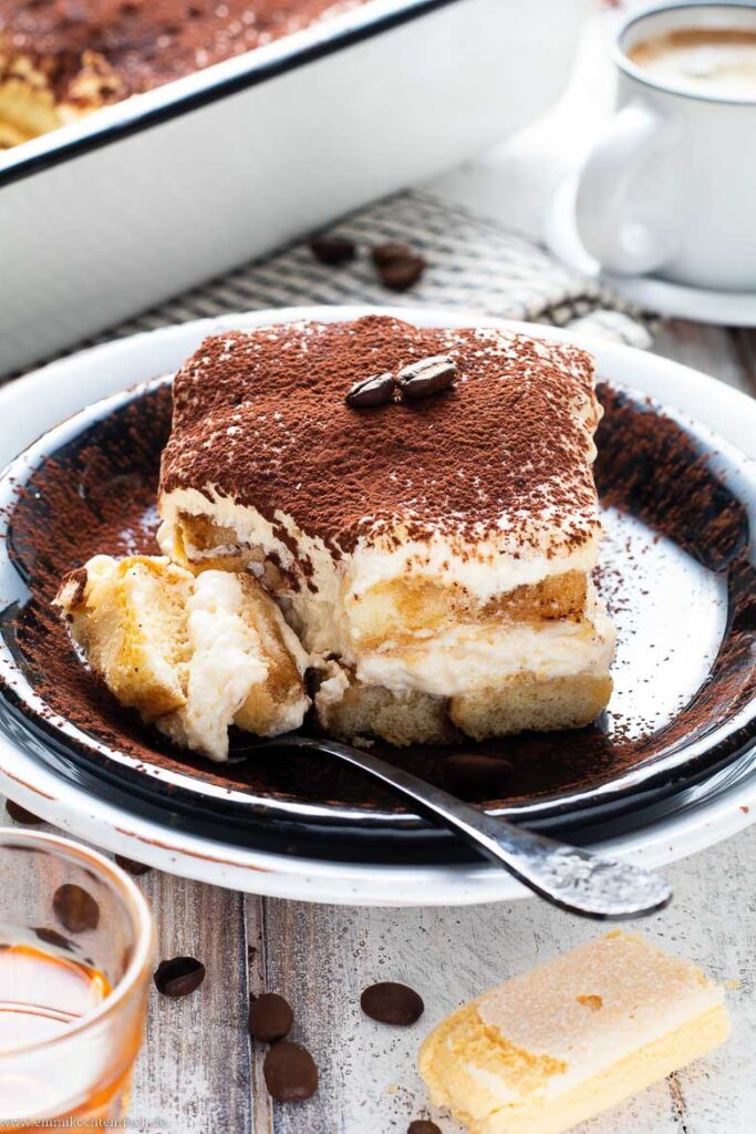 Klassisches Tiramisu Rezept - emmikochteinfach