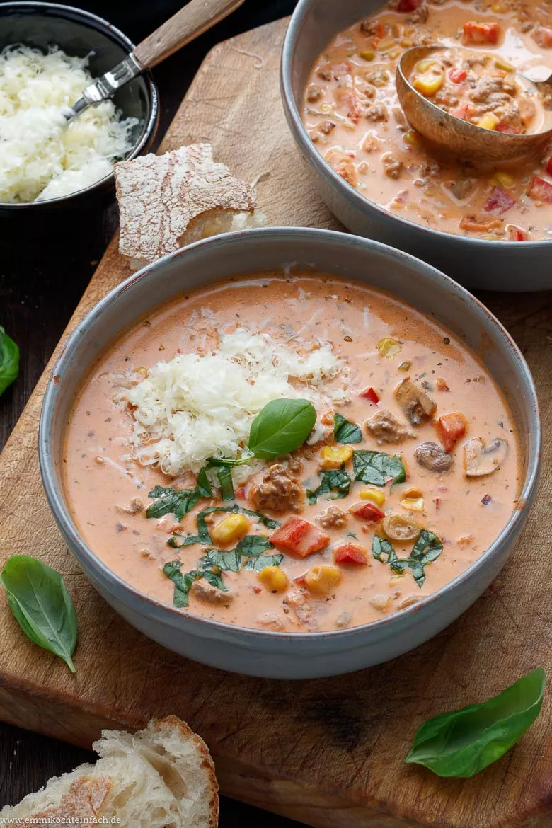 Pizzasuppe, schnelle Suppe mit Hackfleisch - www.emmikochteinfach.de