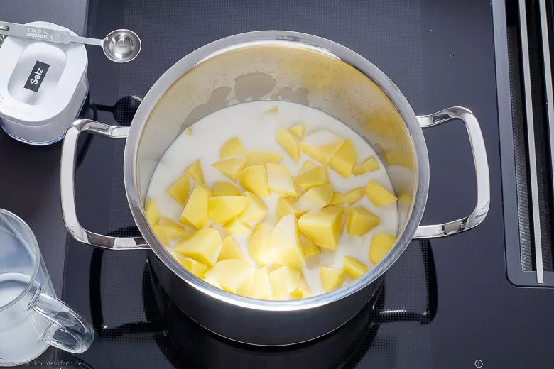 Kartoffeln in Milch kochen fürs Püree - www.emmikochteinfach.de
