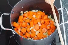 Schnelle Möhrensuppe mit Ingwer - www.emmikochteinfach.de