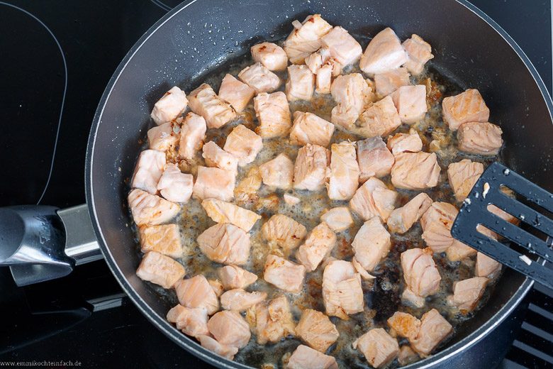Lachswürfel anbraten - www.emmikochteinfach.de