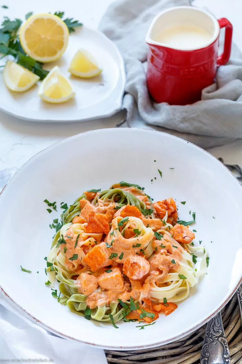 Nudeln mit Lachs Sahne Soße - www.emmikochteinfach.de