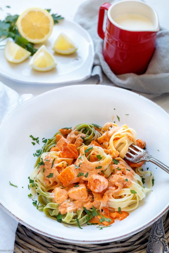 Nudeln mit Lachs Sahne Soße - emmikochteinfach