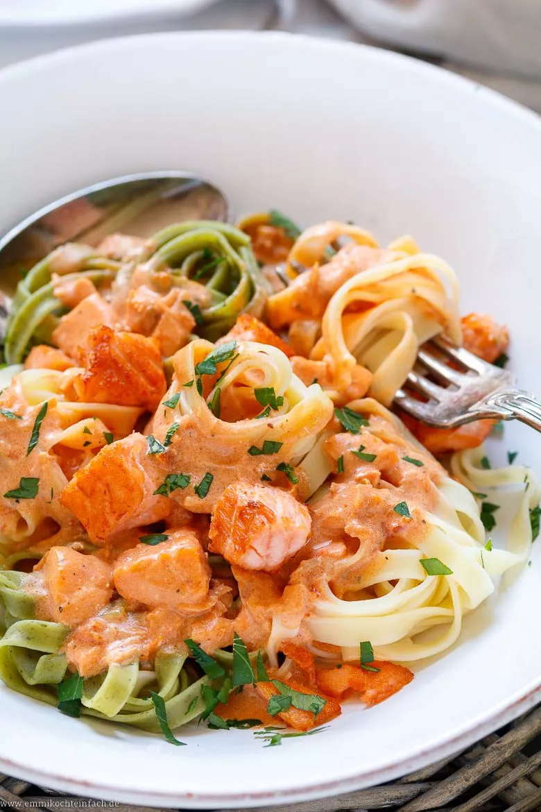 Nudeln mit Lachs Sahne Soße - www.emmikochteinfach.de