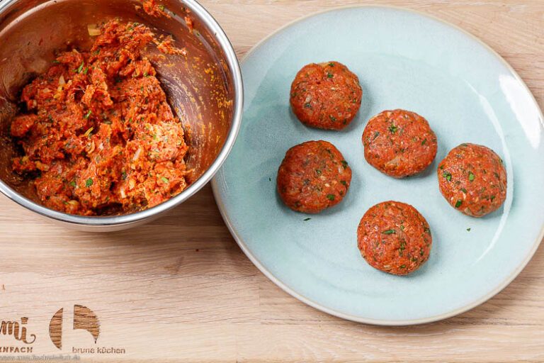 Klassische Frikadellen Rezept - Emmikochteinfach