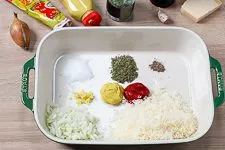 Alle Zutaten für den Auflauf in eine Auflaufform