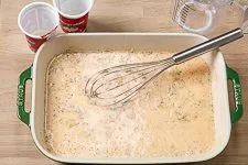 Die cremige Sauce für den Auflauf wird direkt in der Form zubereitet.