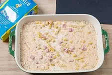 Nudelauflauf mit Schinken und Käse - die Nudeln kommen ungekocht in den Auflauf