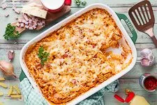 Einfacher Nudelauflauf mit Schinken und Käse