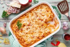 Nudelauflauf Rezept mit Schinken und Käse - der einfache Auflauf