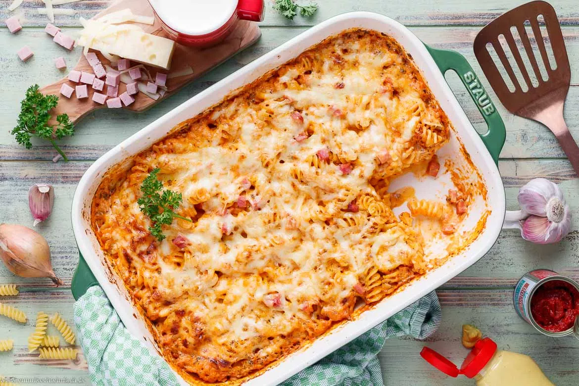Nudelauflauf Rezept mit Schinken und Käse - der einfache Auflauf